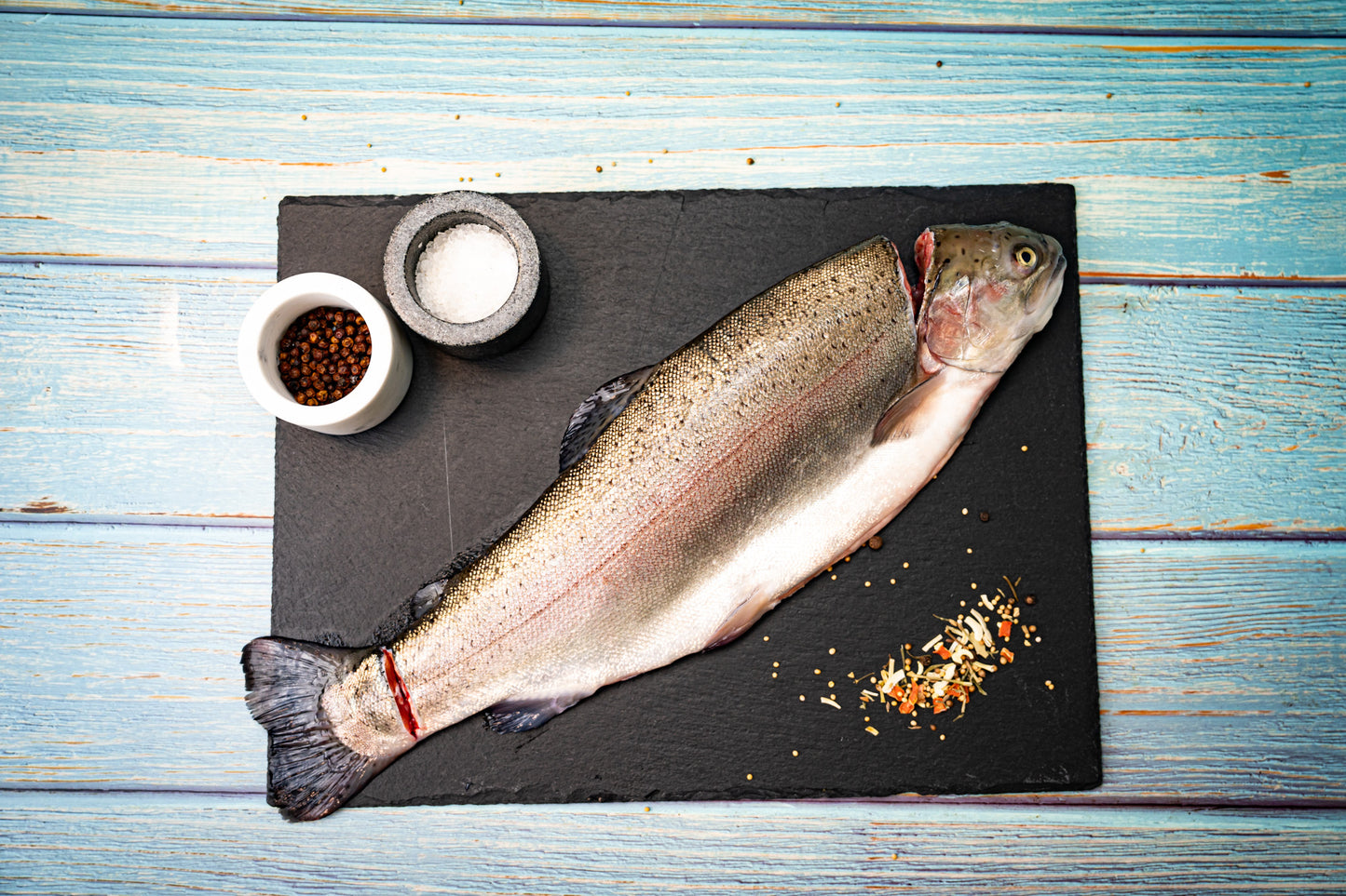 Nordhauser Mühle Lachsforelle Ike Jime - ganzer Fisch 1000 - 1200 g – Frische Fischdelikatesse aus eigener Aufzucht für unvergleichlichen Geschmack