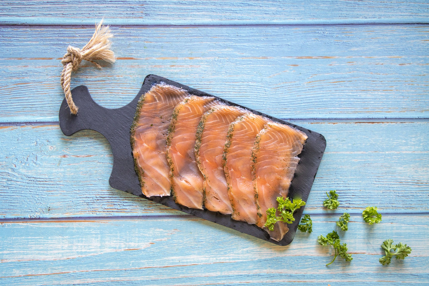 Leckerer Graved Lachs, mit Dill gebeizt, in Scheiben u. vakuumiert